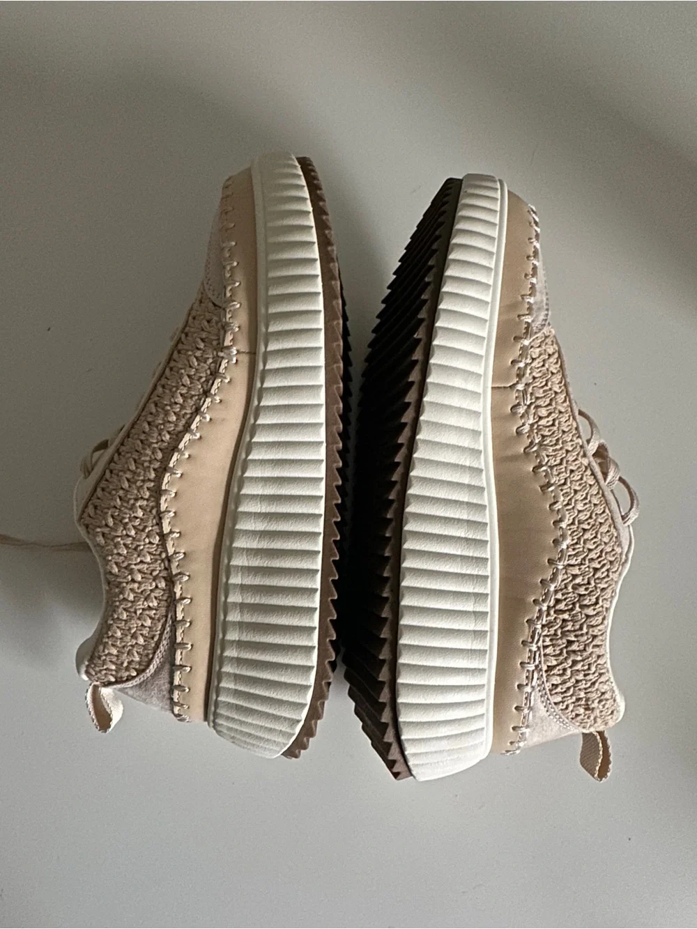 Dream Pairs Women’s Beige Crochet Platform Sneakers Lace-Up Size 6 Like New